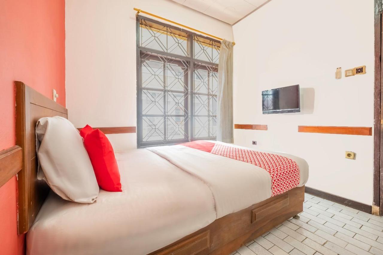 Oyo 1945 Hotel Bali Indah Бандунг Экстерьер фото