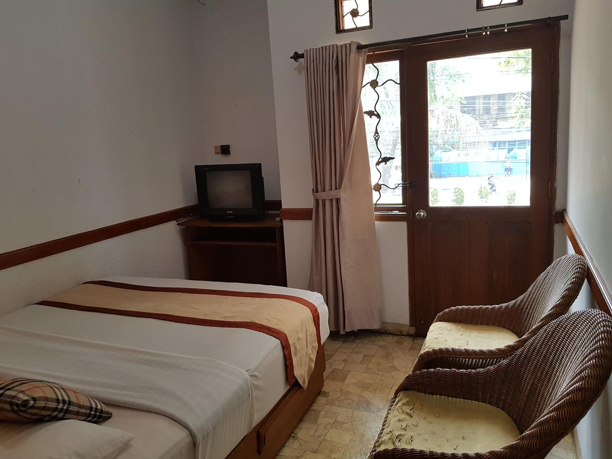 Oyo 1945 Hotel Bali Indah Бандунг Экстерьер фото