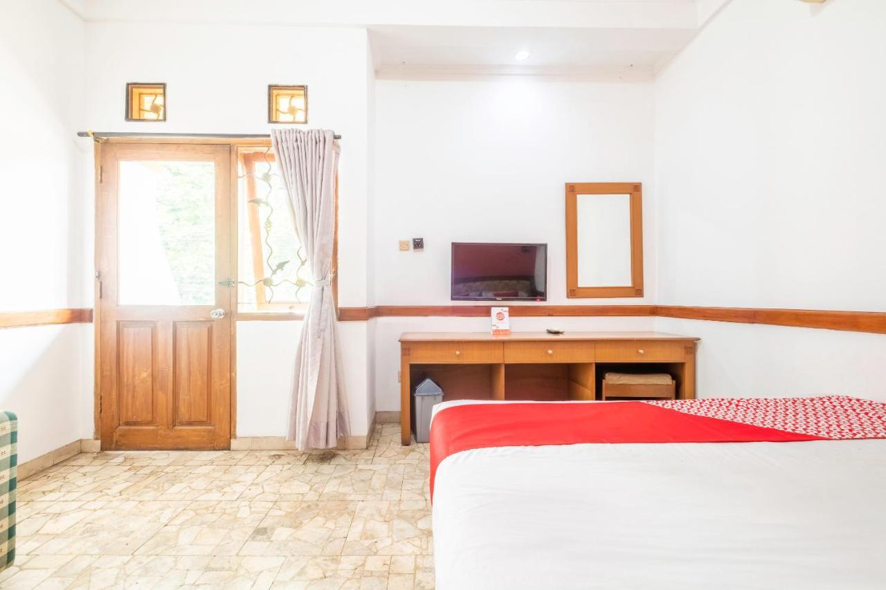 Oyo 1945 Hotel Bali Indah Бандунг Экстерьер фото